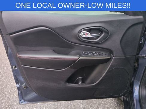 Used 2019 Jeep Cherokee Trailhawk w/ Cold Weather Group AWD/4WD image 12