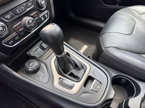 Used 2015 Jeep Cherokee Limited w/ Luxury Group AWD/4WD image 30