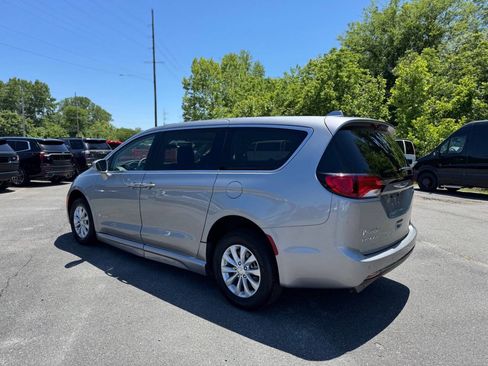 Used 2018 Chrysler Pacifica Touring Plus FWD image 6