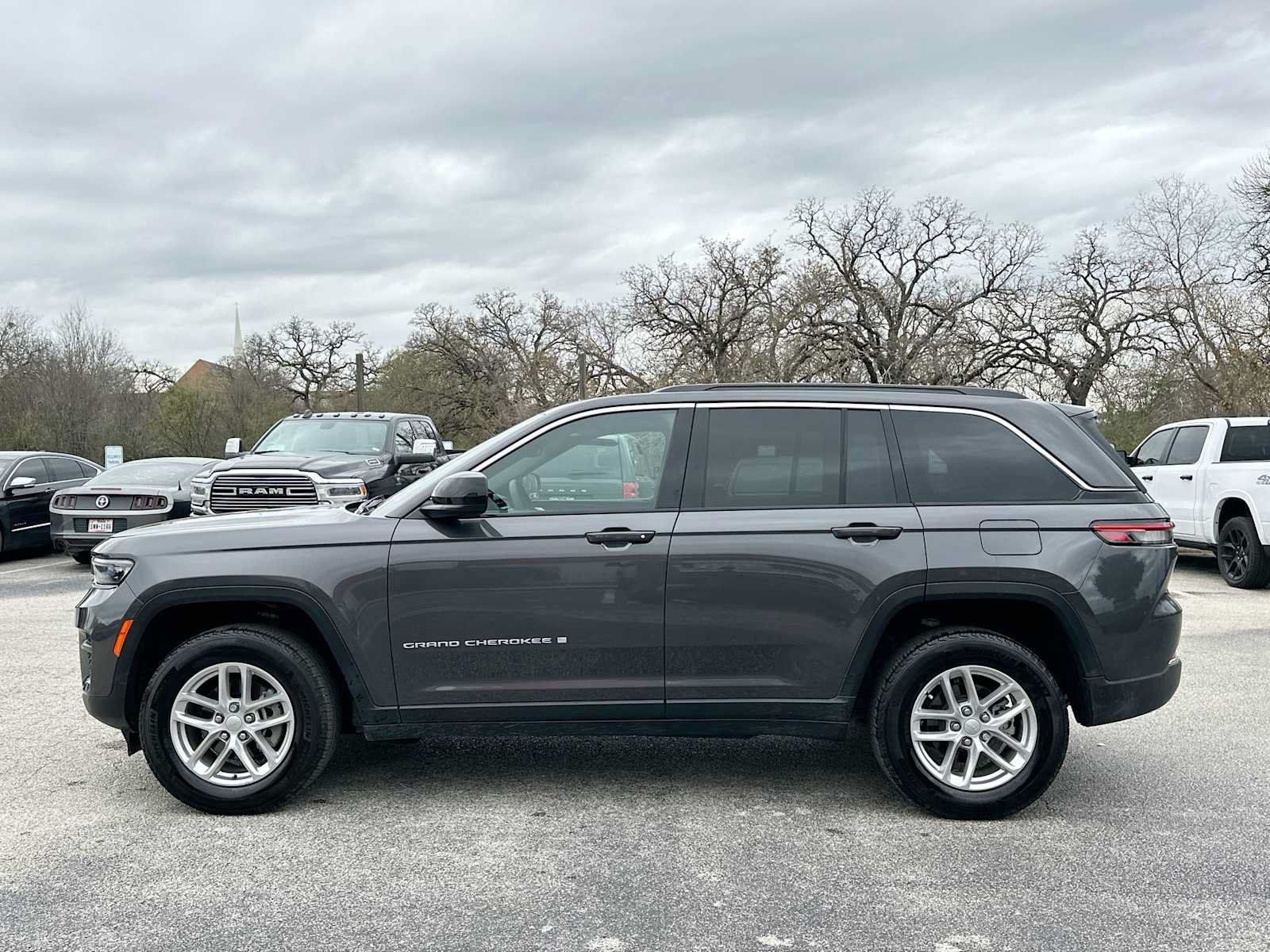 Used 2024 Jeep Grand Cherokee Laredo X w/ Trailer Tow Package AWD/4WD image 12