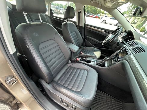 Used 2017 Volkswagen Passat 1.8T SEL Premium FWD image 36