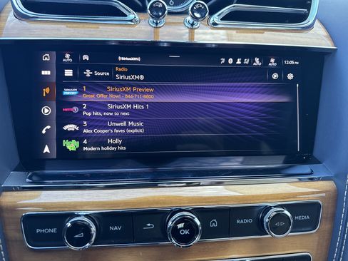 Used 2022 Bentley Bentayga V8 image 25