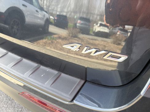 Used 2023 Ford Explorer XLT AWD/4WD image 7
