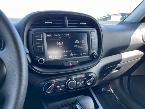 Used 2025 Kia Soul LX w/ LX Technology Package FWD image 17