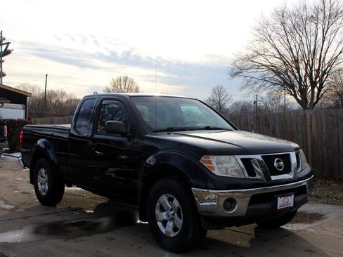 Used 2009 Nissan Frontier SE w/ SE Value Truck Pkg image 2