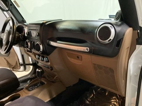 Used 2013 Jeep Wrangler Unlimited Sahara image 22