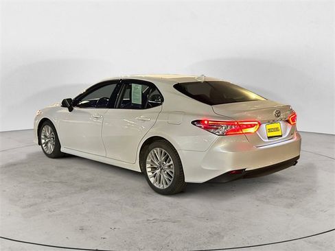 Used 2020 Toyota Camry XLE image 3
