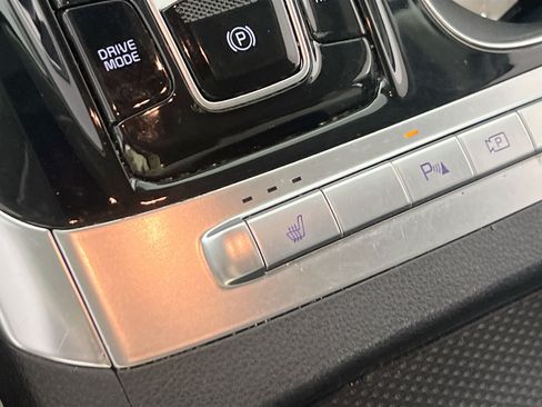Used 2024 Kia Carnival EX FWD image 20