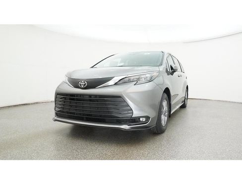 New 2026 Toyota Sienna XLE image 33