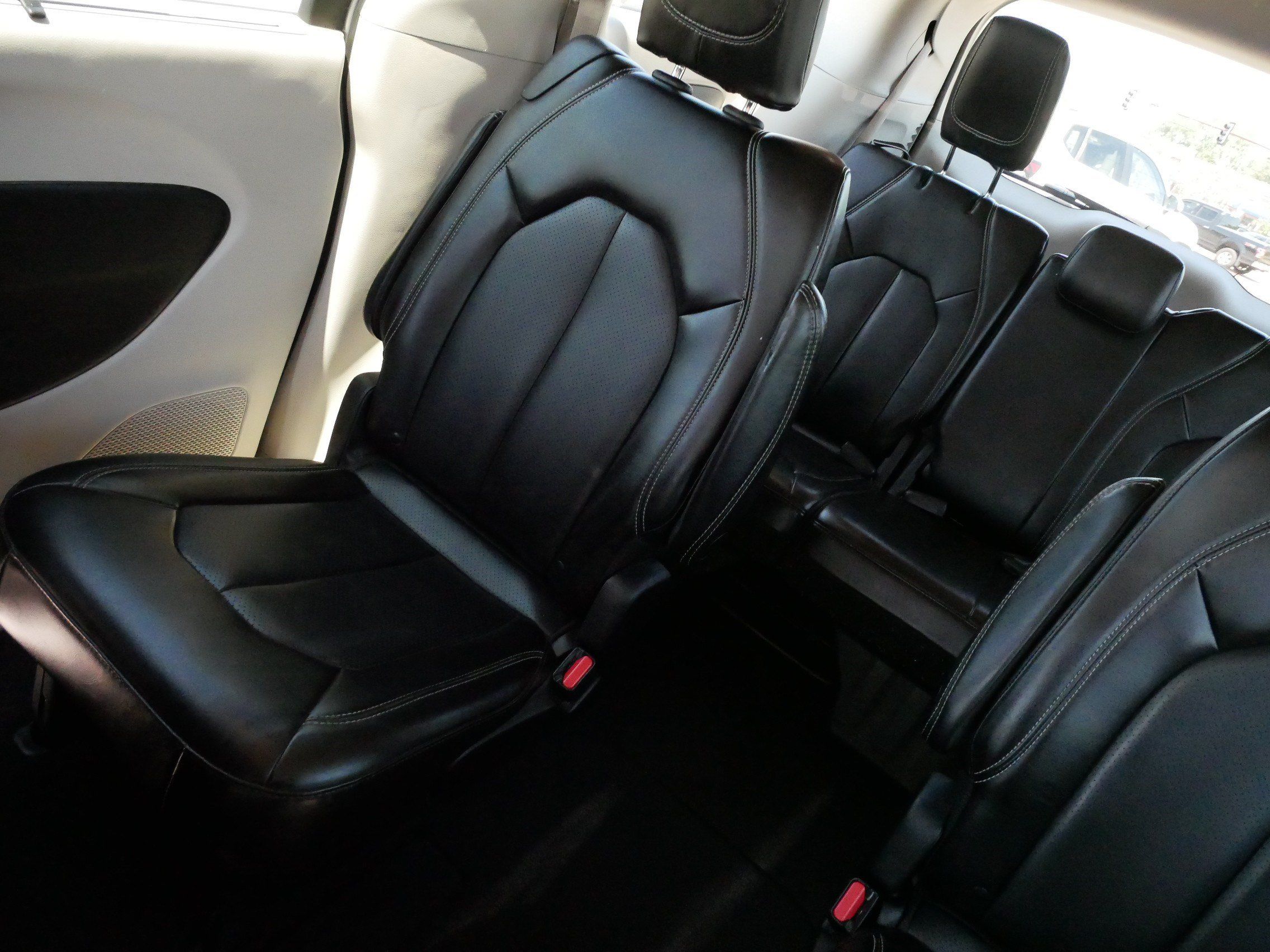 Used 2023 Chrysler Pacifica Touring-L FWD image 12