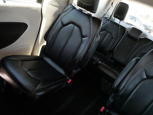 Used 2023 Chrysler Pacifica Touring-L FWD image 12
