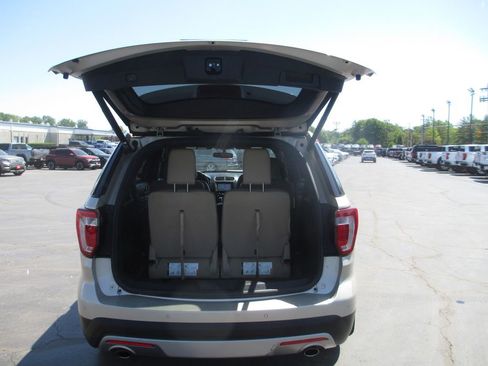 Used 2017 Ford Explorer XLT w/ Equipment Group 202A AWD/4WD image 7