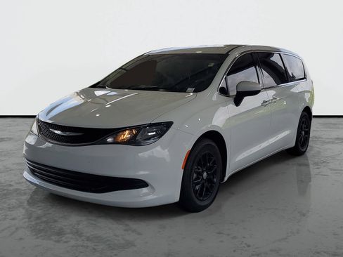 Used 2017 Chrysler Pacifica LX FWD image 4