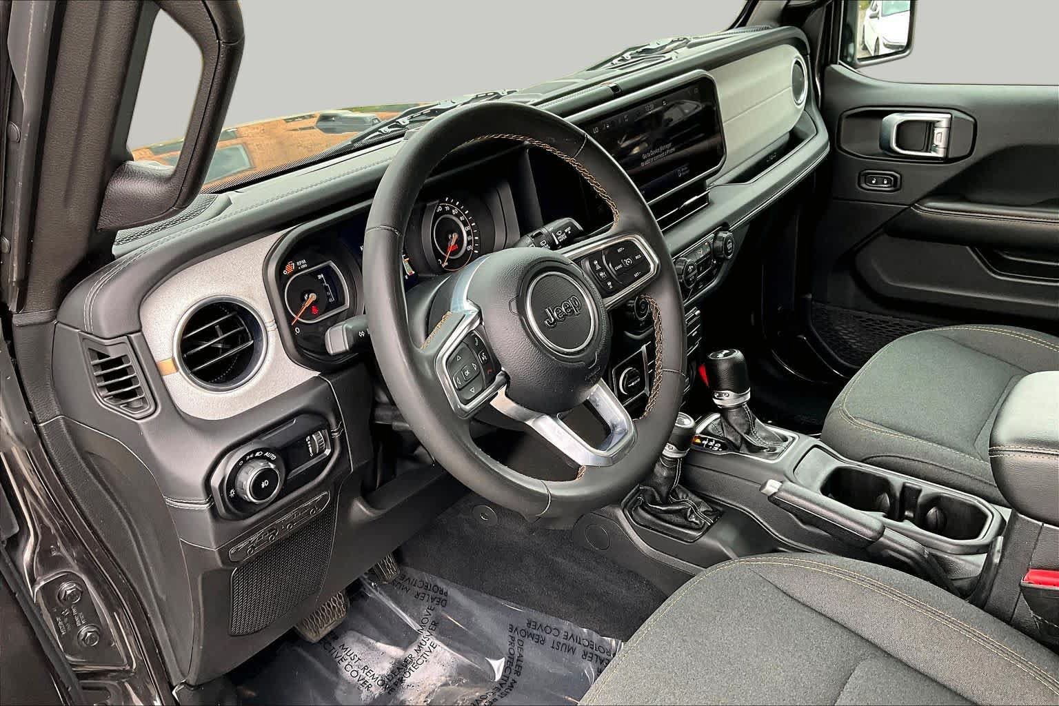 Used 2025 Jeep Wrangler Unlimited Sahara AWD/4WD image 18