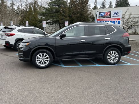 Used 2020 Nissan Rogue SV image 2