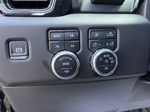 Used 2025 GMC Sierra 1500 AT4 w/ Technology Package AWD/4WD image 11