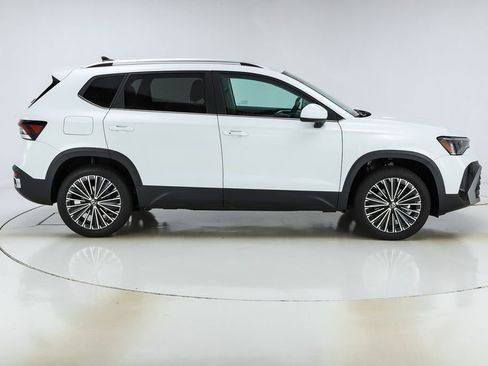 New 2026 Volkswagen Taos SE image 10