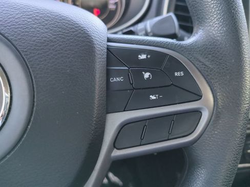 Used 2021 Jeep Cherokee Latitude FWD image 28