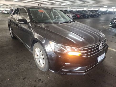 Used 2017 Volkswagen Passat 1.8T S image 2