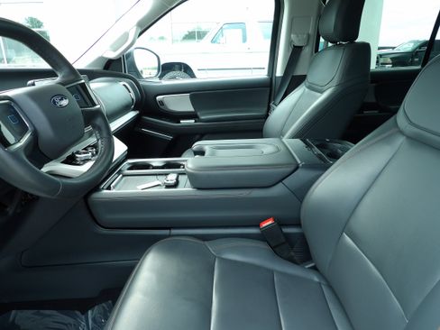 Used 2025 Ford Expedition Active AWD/4WD image 9