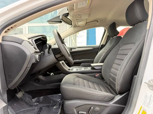 Used 2019 Ford Fusion SE FWD image 12