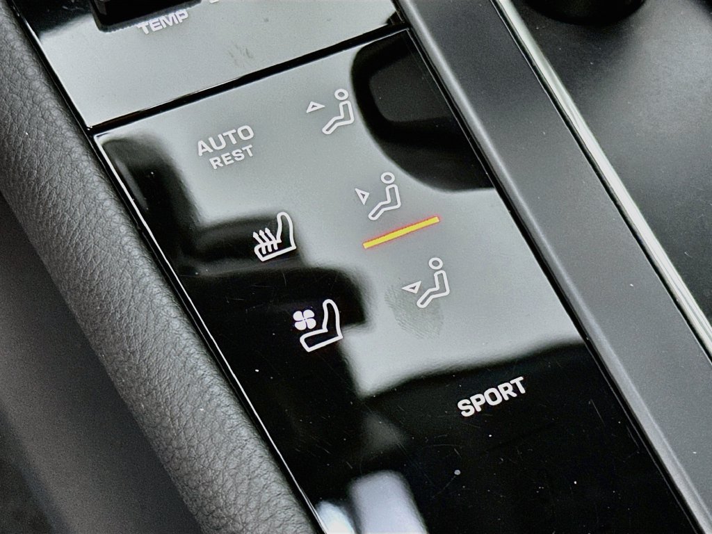 Certified 2025 Porsche Macan AWD/4WD image 23