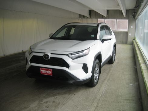 Used 2022 Toyota RAV4 XLE image 24