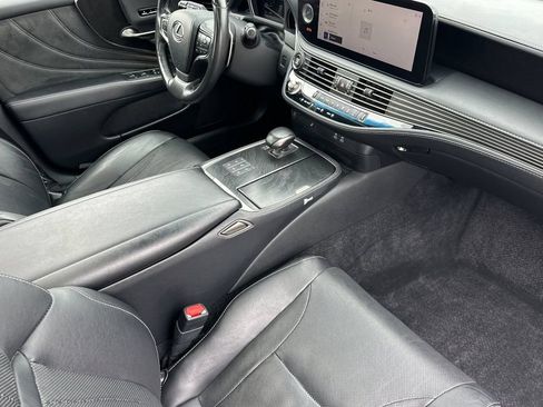 Used 2023 Lexus LS 500 w/ Accessory Package (Z1) RWD image 17