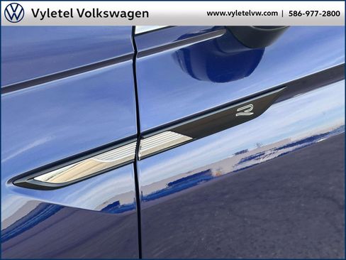 Certified 2022 Volkswagen Tiguan SEL R-Line image 8