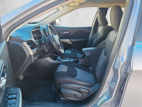 Used 2018 Jeep Cherokee Latitude w/ Cold Weather Group image 15