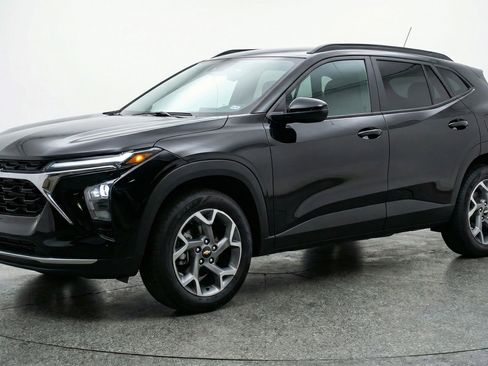 Used 2025 Chevrolet Trax LT w/ LT Convenience Package FWD image 3