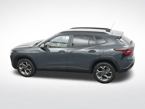 Used 2025 Chevrolet Trax LT FWD image 28