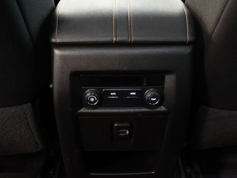 Used 2020 Chevrolet Traverse LT FWD image 31