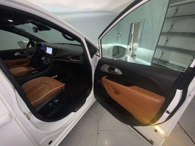 Used 2024 Chrysler Pacifica Pinnacle FWD image 26