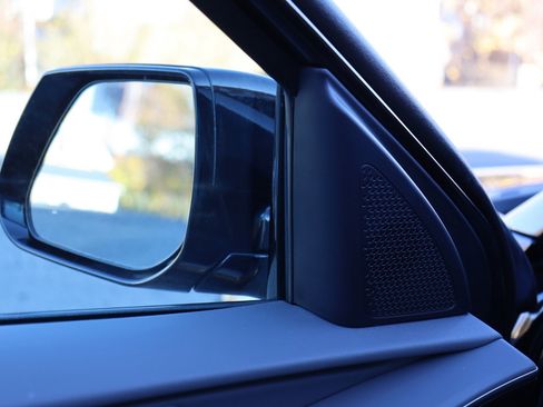 Used 2023 Kia Niro SX image 23