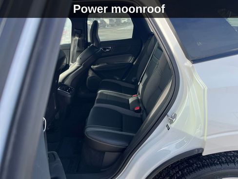 Used 2022 Volvo XC60 B6 R-Design image 16