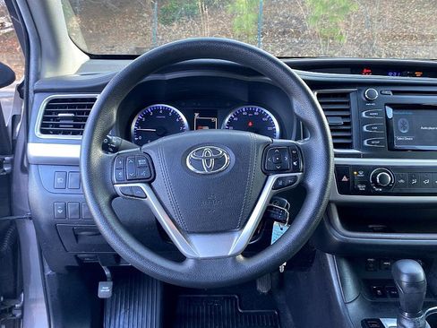 Used 2019 Toyota Highlander LE image 13