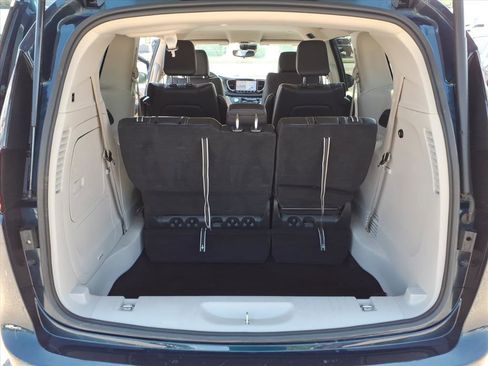 Used 2023 Chrysler Pacifica Touring-L FWD image 15