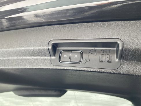 Used 2023 Ford Explorer XLT image 28