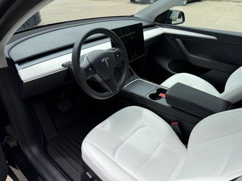 Used 2023 Tesla Model Y Long Range AWD/4WD image 2