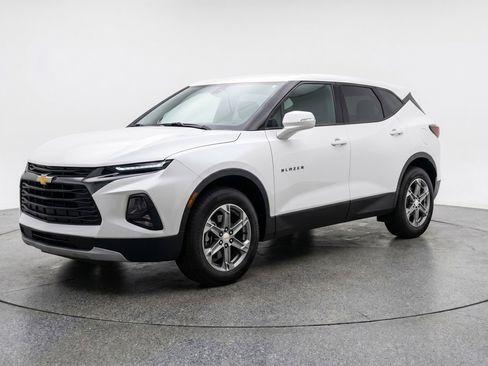 Used 2025 Chevrolet Blazer LT FWD image 3