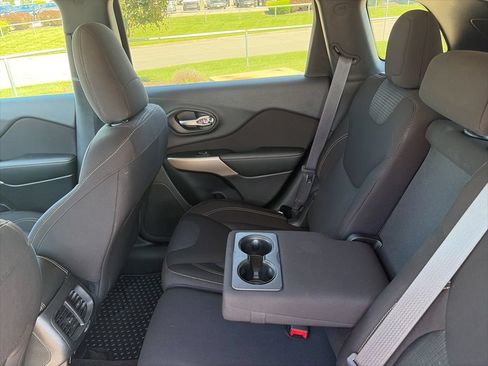 Used 2017 Jeep Cherokee Latitude w/ Cold Weather Group AWD/4WD image 40