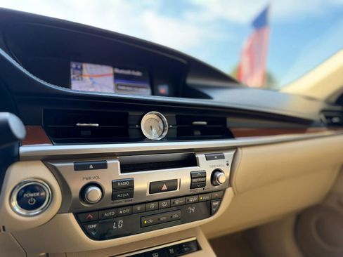 Used 2013 Lexus ES 300h w/ Luxury Pkg FWD image 25