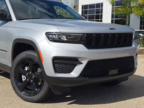 New 2025 Jeep Grand Cherokee Altitude image 2