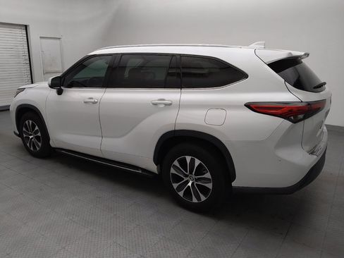 Used 2022 Toyota Highlander XLE FWD image 3