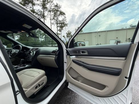 Used 2018 Ford Explorer XLT w/ Equipment Group 202A FWD image 15