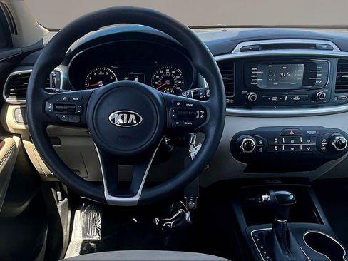 Used 2017 Kia Sorento AWD image 8