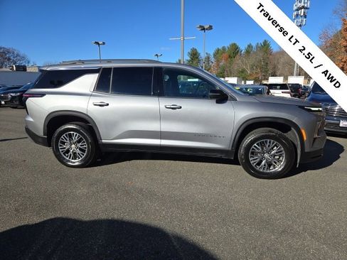 Used 2025 Chevrolet Traverse LT image 5