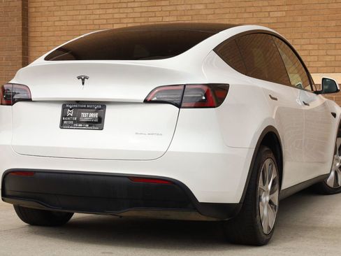 Used 2023 Tesla Model Y AWD image 9