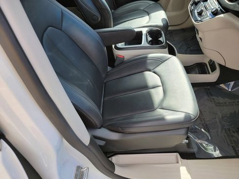 Used 2024 Chrysler Pacifica Touring-L image 15